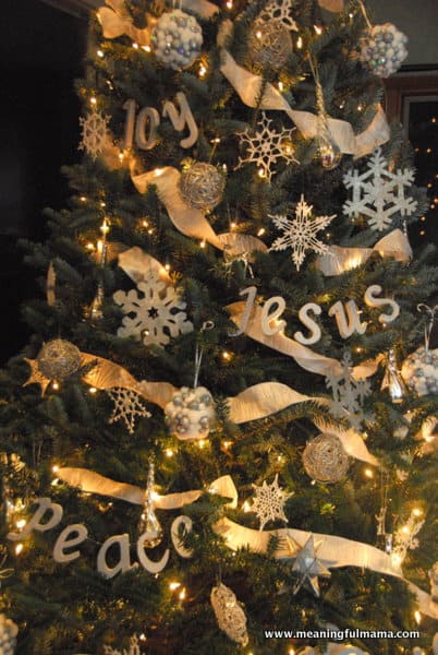 Day #334 - DIY Christmas Tree Word Decorations - Meaningfulmama.com
