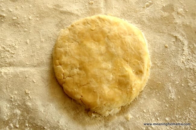 How do you make a pastry cloth?
