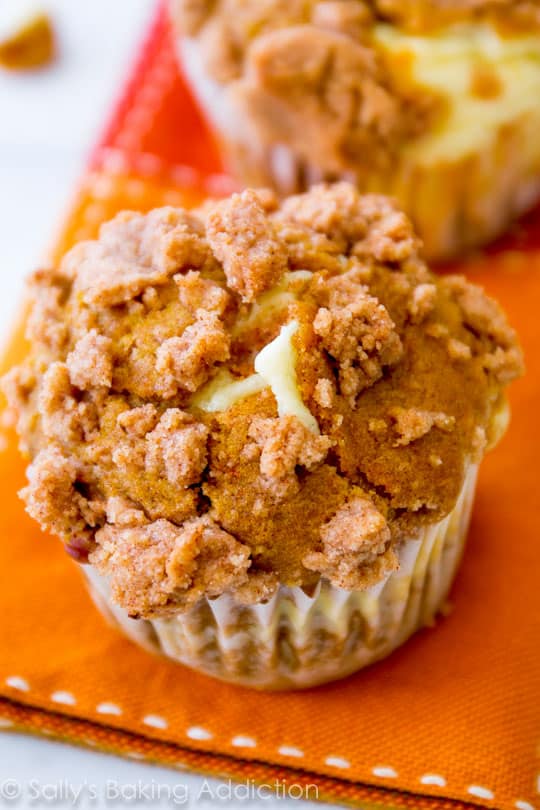 Pumpkin-muffins-filled-with-cream-cheese-filling-and-topped-with-sweet-cinnamon-brown-sugar-streusel-2