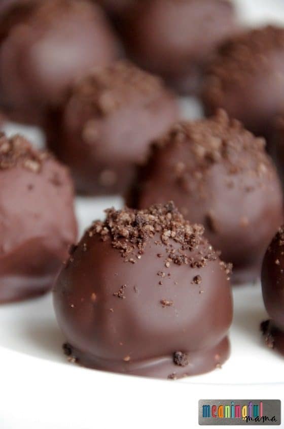 Easy and Irresistible Hand-Dipped Oreo Truffles